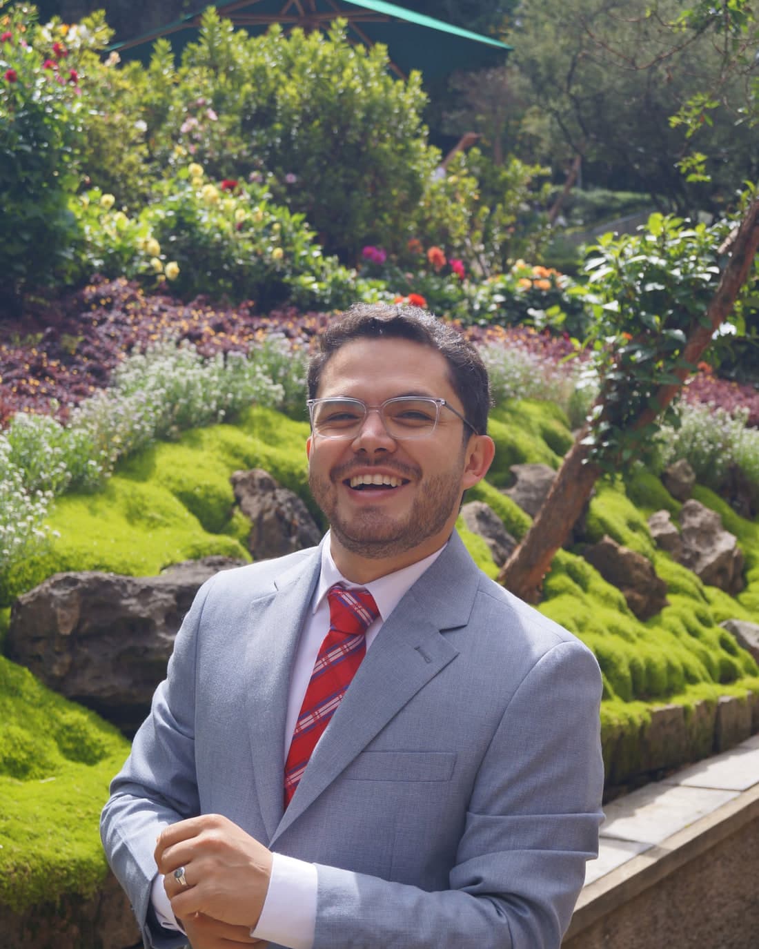 Juan David Vergara Melo smiling, in a grey suit.